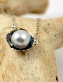 Náhrdelník "Perlová kytka"